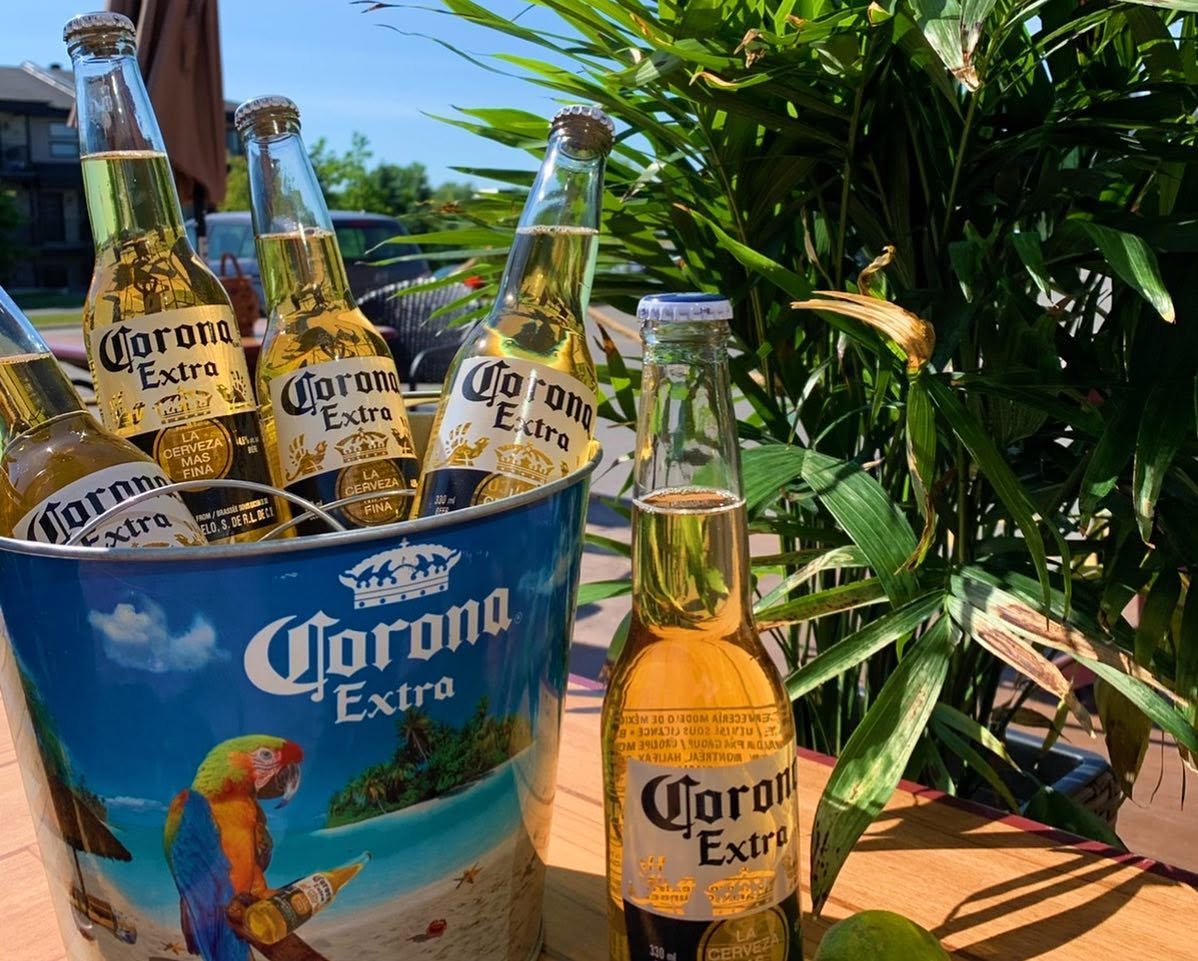 Seaux de Corona sur la terrasse