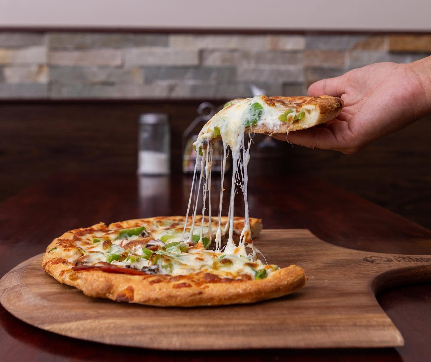 Fromage qui s'étire sur une pizza